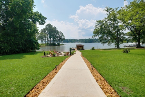 Beautiful Lake Sinclair Retreat w/ Dock & Deck!