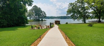 Beautiful Lake Sinclair Retreat w/ Dock & Deck!