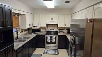 Microondas, horno, parrilla de estufa y cafetera y tetera