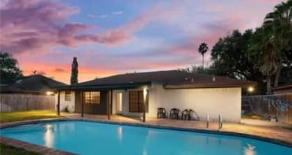 Spacious Retreat with Large Pool-ideal getaway