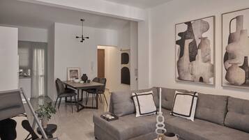 Deluxe-Apartment, Stadtblick | Wohnbereich | Smart-TV