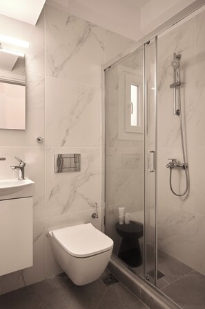 华丽公寓, 城市景观 | 浴室 | 淋浴设施、拖鞋、毛巾