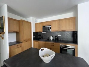 Fridge, microwave, oven, coffee/tea maker