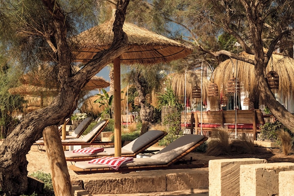 Una playa cerca, arena blanca, toallas de playa