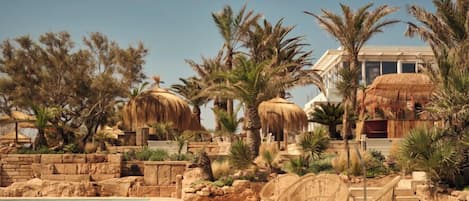 Utendørsbasseng, bassengtelt (inkludert) og bassengparasoller