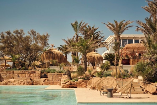 Piscina externa, barracas de cortesia, guarda-sóis