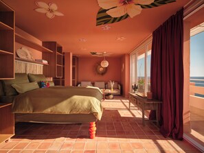 Ein Schlafzimmer mit einem Bett, einem Sofa, einem kleinen Tisch und einem Fenster mit Vorhängen.