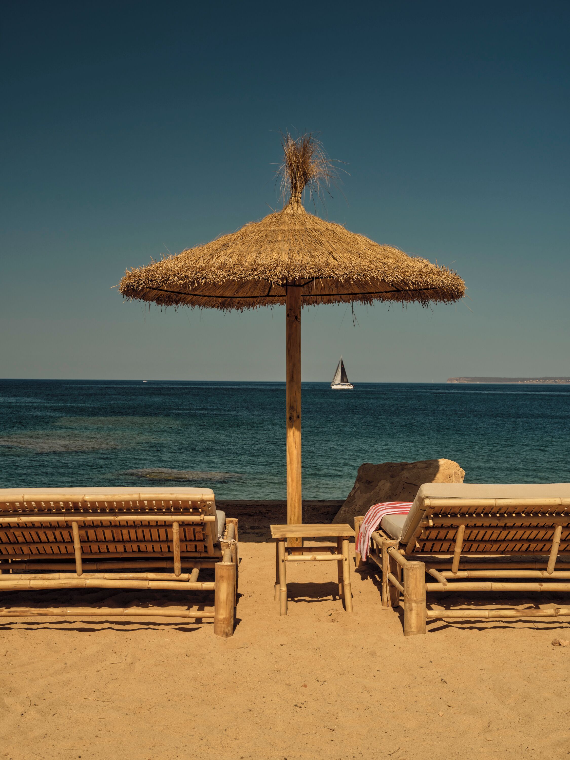 Beach nearby, white sand, beach towels