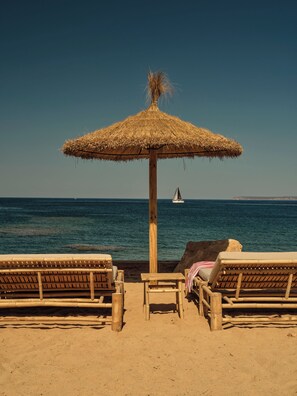 Vlak bij het strand, wit zand, strandlakens