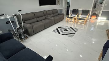 Smart TV, fireplace, table tennis