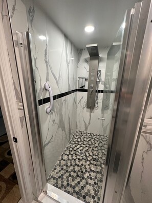 Regadera, tina de hidromasaje, secadora de cabello, bidet 