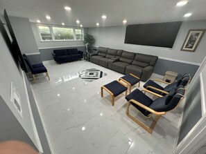 TV connectée, cheminée, table de tennis de table