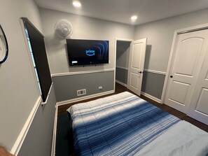 3 chambres, bureau, fer et planche à repasser, lit de bébé portatif