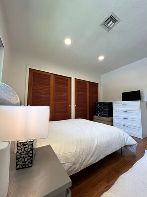 3 bedrooms, WiFi, bed sheets - 5 min to the Beach and Golf front House (Hollywood)