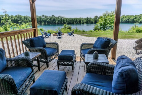 Relax fish/play: Pvt 25-acre clear Blue Lake w/ home that sleeps 10 comfortably.