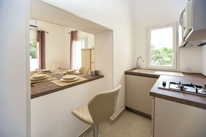 Kühlschrank, Mikrowelle, Herdplatte, Wasserkocher mit Kaffee-/Teezubehör