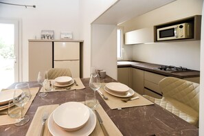 Kühlschrank, Mikrowelle, Herdplatte, Wasserkocher mit Kaffee-/Teezubehör