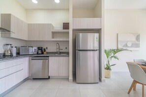 Frigorífico, microondas, placa de cocina y cafetera o tetera