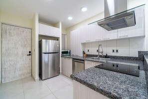 Kühlschrank, Mikrowelle, Herdplatte, Wasserkocher mit Kaffee-/Teezubehör