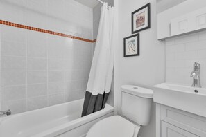 Hair dryer, towels, soap, toilet paper - Beautiful modern and cozy 1-bedroom + loft apartment in East Toronto (Toronto)