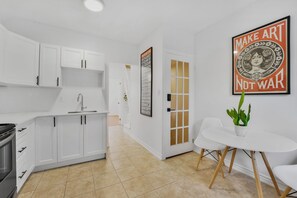 Private kitchen - Beautiful modern and cozy 1-bedroom + loft apartment in East Toronto (Toronto)