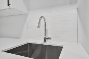 Haartrockner, Handtücher, Seife, Toilettenpapier