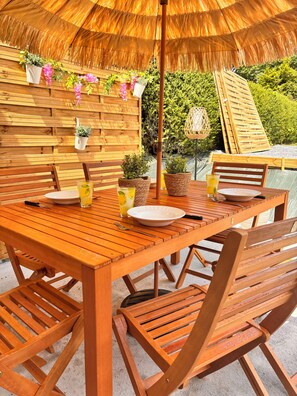 Outdoor dining - Gîte le Cottage Demmy Rose (Commes)