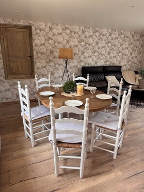 Dining - Gîte le Cottage Demmy Rose (Commes)