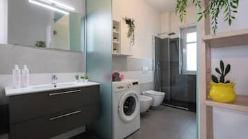Apartment | Badezimmer | Dusche, Regendusche, kostenlose Toilettenartikel, Haartrockner