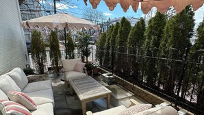 An outdoor patio with a sofa, chairs, and a table. - Luxury townhome in Old town 2 blocks to King Street (Alexandria)