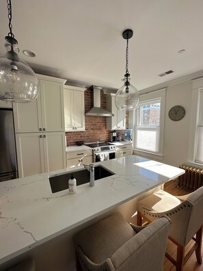 Een koelkast, een magnetron, een oven, een kookplaat