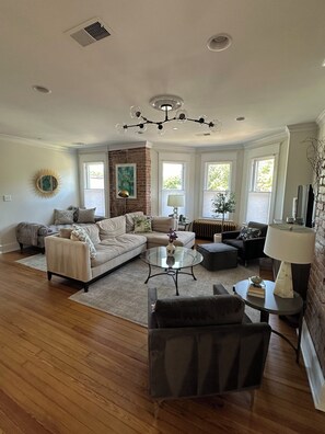 Smart TV, computer monitors - Luxury townhome in Old town 2 blocks to King Street (Alexandria)