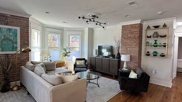 Smart TV, computer monitors