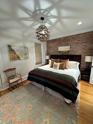 2 slaapkamers, een bureau, een strijkplank/strijkijzer, gratis wifi