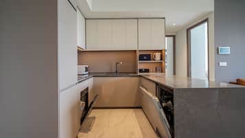 Refrigerador con freezer, microondas, horno, placa de cocina