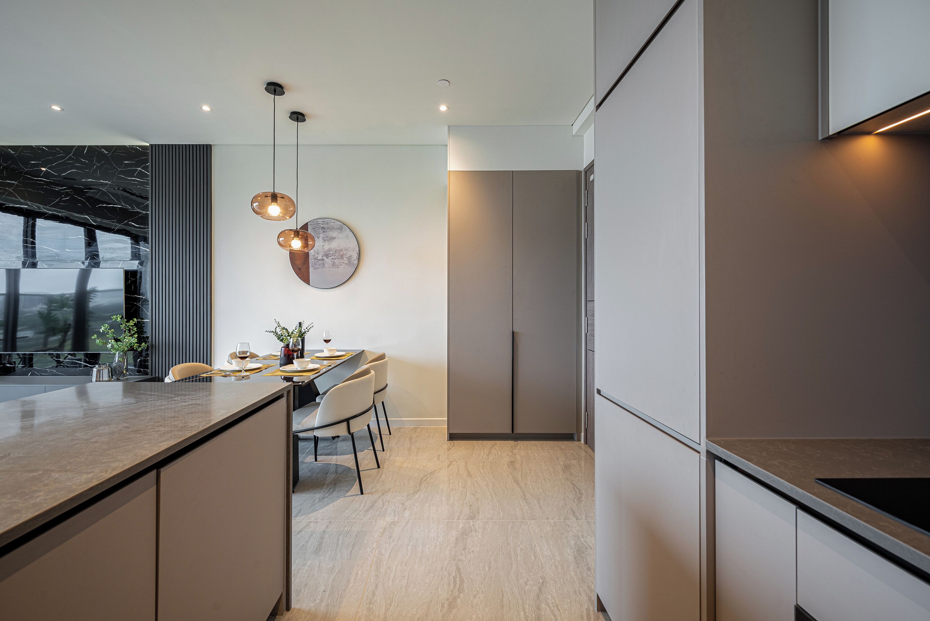 Refrigerador con freezer, microondas, horno, placa de cocina