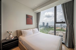 Appartement supérieur, 2 chambres, salle de bain privée, vue sur la ville | Espace de travail pour ordinateurs portables, fer et planche à repasser