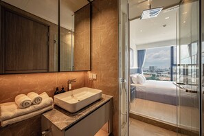 Superior-Apartment, 2 Schlafzimmer, eigenes Bad, Stadtblick | Badezimmer | Dusche, Haartrockner, Hausschuhe, Handtücher