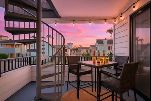 Outdoor dining - MB Oceanviews and Rooftop Deck 2BR w/ Parking (San Diego)