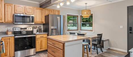 冰箱、微波炉、烤箱、炉灶