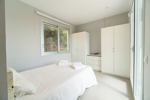 6 bedrooms, WiFi, bed sheets - Casa Majestic: Sophistication and comfort (Cunit)
