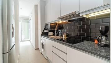 Een koelkast, een magnetron, een oven, een kookplaat