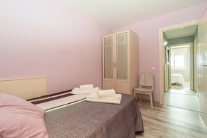 3 bedrooms, WiFi, bed sheets - Side sea Cunit full apartment (Cunit)