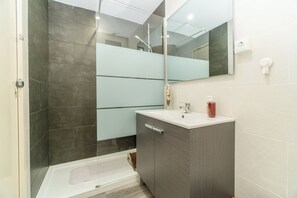 Shower, towels, toilet paper - Side sea Cunit full apartment (Cunit)