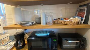 Réfrigérateur, micro-ondes, plaque de cuisson, cafetiÚre/bouilloire