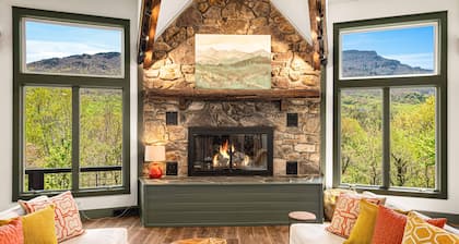 Hidden Castle: Secret Rooms, Sleeps 20, Hot Tub