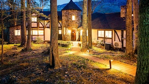Exterior - Hidden Castle: Secret Rooms, Sleeps 20, Hot Tub (Banner Elk)