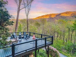 Outdoor dining - Hidden Castle: Secret Rooms, Sleeps 20, Hot Tub (Banner Elk)