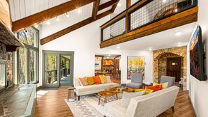Living area - Hidden Castle: Secret Rooms, Sleeps 20, Hot Tub (Banner Elk)