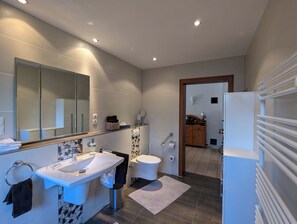 Douche, sĂšche-cheveux, serviettes fournies, savon